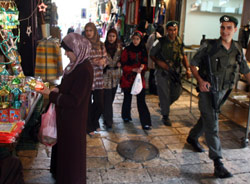 فلسطينيون وجنديان للاحتلال في أحد أحياء القدس المحتلة (أحمد غرابلي - أ ف ب)