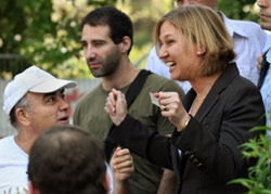 ليفني تتحدث إلى الصحافيين خارج منزلها في تل أبيب أمس (ألون رون - رويترز)