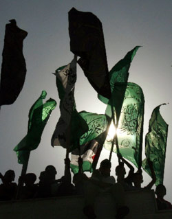 فلسطينيون يلوحون بأعلام حركة حماس خلال يوم القدس في غزة أمس (سهيب سالم ــ رويترز)