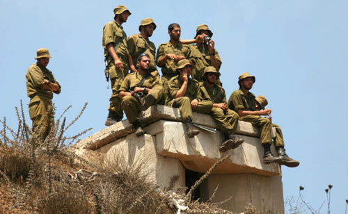 جنود إسرائيليّون خلال تدريب عسكري في مرتفعات الجولان في آب الماضي (غالي تيبون - أ ف ب)