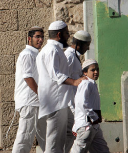 يهود يتجولون في عكا أمس (حازم بادر - أ ف ب)