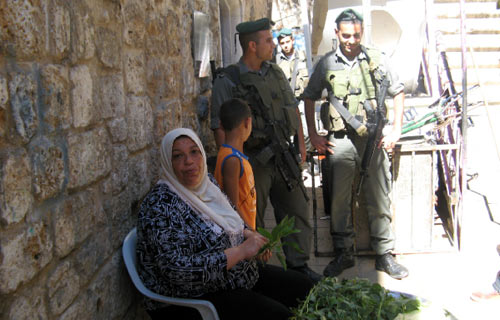جنديان إسرائيليان يحرسان الكنيس اليهودي في حي الممر العربي (الأخبار)