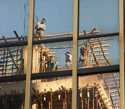 عمّال بناء يتوزعون على طوابق أحد الأبنية (مروان طحطح)