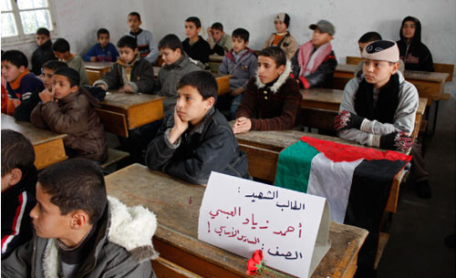 مقعد الشهيد محفوظ في اليوم الأول للدراسة في غزة (خالد عمر ــ أ ب)