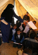 أطفال فلسطينيون يدرسون داخل خيمة في رفح أمس (سعيد خطيب - أ ف ب)
