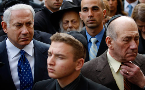 أولمرت ونتنياهو يشاركان في مراسم جنازة في القدس المحتلّة أمس (باز راتنر ـــ رويترز)
