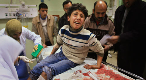 جريح فلسطيني يبكي في مستشفى في خان يونس جنوب قطاع غزة أمس (اياد بابا - أ ب)