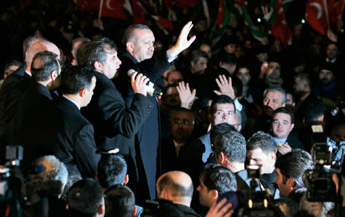 أردوغان يحيي المتظاهرين أمام مطار أتاتورك في إسطنبول بعد عودته من منتدى دافوس أمس (ابراهيم اوستا  ــ ا ب)