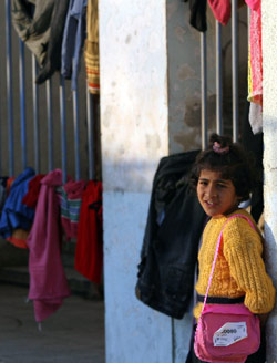 طفلة فلسطينيّة تستند إلى جدار في مقر للأمم المتحدة في غزة أول من أمس (محمود حمص - أ ف ب)