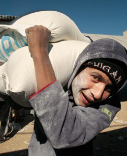 فلسطيني يحمل كيساً من الطحين في غزة أمس (محمد سالم - رويترز)