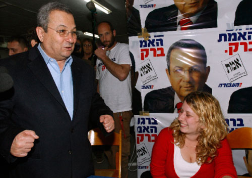 باراك في مقرّ حزبه في تل أبيب (جيل كوهين ماغن ـــ رويترز)