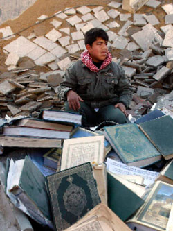 نسخ من القرآن متناثرة جراء تدمير مسجد أبو حميد في غزة أمس (ابراهيم أبو مصطفى - رويترز)