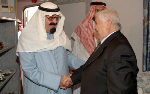 الملك عبد الله مرحّباً بالمعلّم في روضة خريم شرق الرياض أمس (أ ف ب)