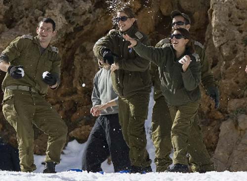 جنود إسرائيليون يلهون بكرات الثلج على جبل الشيخ في شمال هضبة الجولان (جوناثان ناكستراند - أ ف ب)