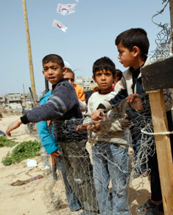 أطفال من غزة في جباليا أول من أمس (خليل حمرا - أ ب)