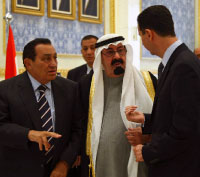 الملك عبد الله متوسّطاً الأسد ومبارك في الرياض أمس (فهد شديد ـــ رويترز)