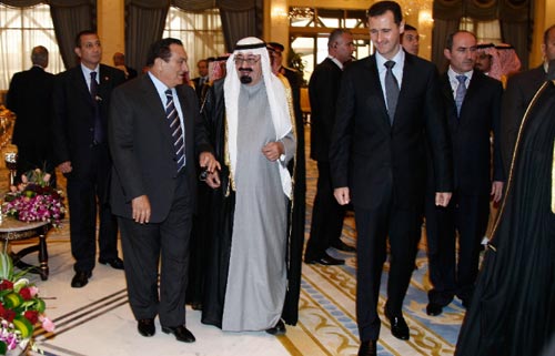 عبد الله يتوسط الأسد ومبارك خلال لقائهم في الرياض أول من أمس (حسان عمار ــ أ ب)