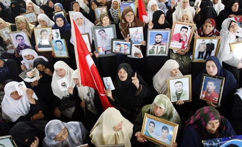 فلسطينيات يحملن صور أسراهن خلال تظاهرة في غزة أمس (محمد عبد - أ ف ب)