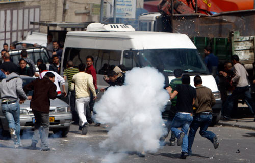 مواجهات بين فلسطينيين والشرطة الإسرائيلية في القدس الشرقية أمس (عمار عواد - رويترز)