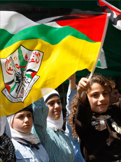 فتيات فلسطينيات خلال احتفال لـ «فتح» في طولكرم (عبد عمر قسيني - رويترز)