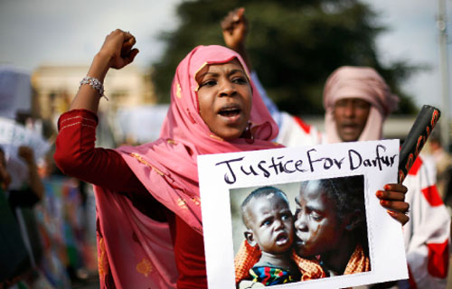 ناشطون أفارقة يتظاهرون من أجل دارفور في جنيف أمس (آنيا نيدرينغهاوس - أ ب)