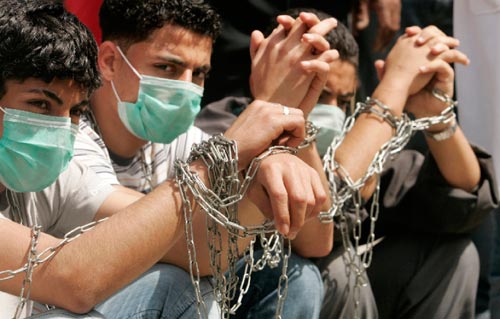 فلسطينيون يشاركون في تظاهرة تدعو إلى المصالحة بين «فتح» و«حماس» في غزة أول من أمس (اسماعيل زيداه - رويترز)