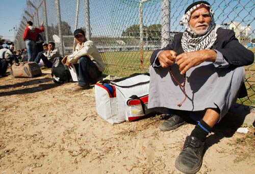 فلسطينيون ينتظرون العبور إلى مصر عبر معبر رفح الحدودي في جنوب قطاع غزة، الأسبوع الماضي (ابراهيم أبو مصطفى - رويترز)