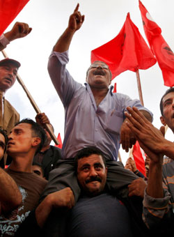 عمال فلسطينيون يتظاهرون بمناسبة عيد العمال في غزة أمس (خليل حمرا - أ ب)