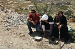 فلسطينيون يجلسون على أنقاض منزلهم في القدس الشرقية الشهر الماضي (أ ب)