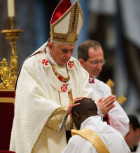بنديكتوس خلال سيامة كاهن جديد في الفاتيكان أول من أمس (ماكس روسي ـــ رويترز)