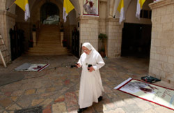 استعدادات لاستقبال البابا بنديكتوس السادس عشر في القدس المحتلة (عمار عواد ــ رويترز)