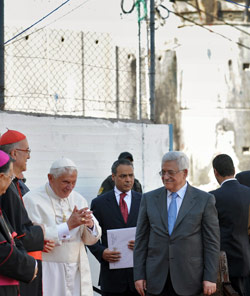 البابا وعباس امام جدار الفصل العنصري في مخيم عائدة للاجئين في بيت لحم أمس (ألبرتو بيزولي - أ ف ب)