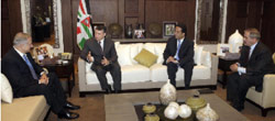 عبدالله يستضيف نتنياهو بحضور وزير خارجيته ورئيس ديوانه الملكي في عمان أمس (يوسف علان - أ ب)