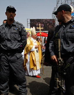 البابا يسير وسط حراسة اسرائيلية في مدينة الناصرة أمس (باز راتنر - رويترز)