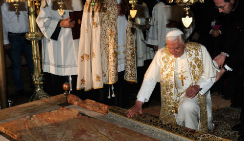 البابا يهم بالسجود على قبر المسيح في القدس المحتلة امس (عاموس بن غرشوم - رويترز)