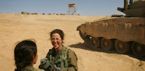 مجندتان إسرائيليّتان في موقع مستوطنة ماشخيوت (أوديد باليتي - أ ب)
