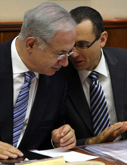 نتنياهو خلال اجتماع الحكومة الإسرائيليّة في القدس المحتلة أمس (جالي تيبون ــ أ ب)