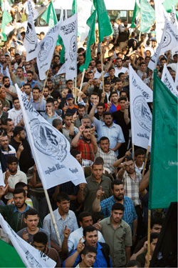فلسطينيون مناصرون لـ «حماس» يتظاهرون على خلفية أحداث قلقيلية في غزة أمس (حاتم موسى ــ أ ب)
