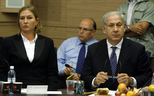 نتنياهو وزعيمة المعارضة، تسيبي ليفني، في الكنيست في القدس المحتلة أمس (ليور ميزراهي - أ ف ب)