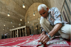 تحضيرات داخل المسجد «الرفاعي» الأثري لاستقبال الضيف (كريس بورونكل - أ ف ب)