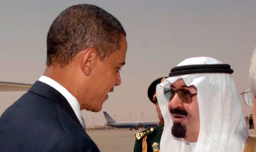 الملك عبدالله يستقبل أوباما في مطار الملك خالد الدولي في الرياض أمس (رويترز)