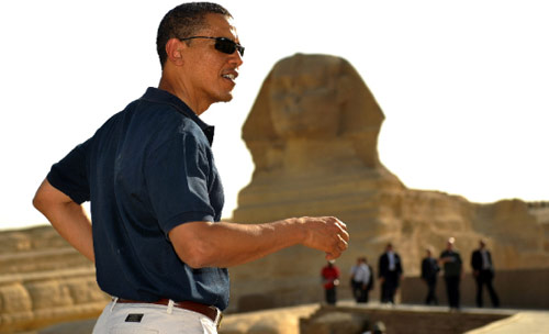 اوباما خلال جولته على اهرام الجيزة امس (مندل ناغان -أ ف ب)