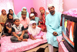 عائلة هندية مسلمة تتابع خطاب اوباما في كالكوتا امس (سوشيتا داس - أ ب)