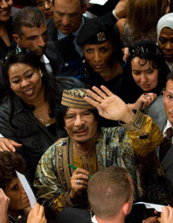 القذافي محاطاً بالنساء خلال لقائه بهن في روما أمس (كريستوف سيمون - أ ف ب)
