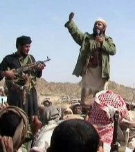 عنصر من القاعدة يخطب أمام عدد من الأشخاص بعد الغارة التي نفذتها السلطات اليمنية في محافظة أبين الشهر الماضي (أ ف ب)