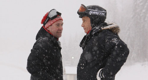 مدفيديف وبوتين يتزلجان على الثلج قرب سوتشي أوائل الشهر الحالي (ديمتري أستاخوف ــ رويترز)
