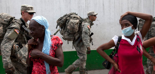 جنود أميركيون ونساء في بور أو برنس امس (رويترز - كارلوس غارسيا)