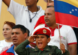 فتى فنزويلي يتشبّه  بتشافيز في كراكاس أول من أمس (فرناندو ليانو ـــ أ ب)