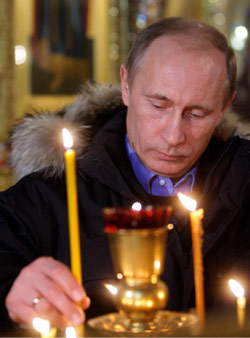 بوتين خلال احتفال كنسي في شيبوكساري شرقي موسكو (ألكسي دروزهينن - أ ب)