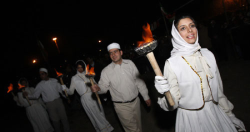 إيرانيون من الطائفة الزرداشتية يحتفلون بمناسبة دينية خارج طهران امس (وحيد سالمي ــ أ ب)